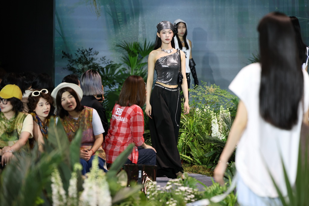 4月18日，模特在博览会春夏时尚秀上展示时装。