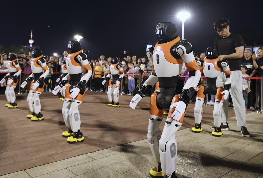 4月19日，在福州五一廣場，工作人員在為機器人路演做准備。