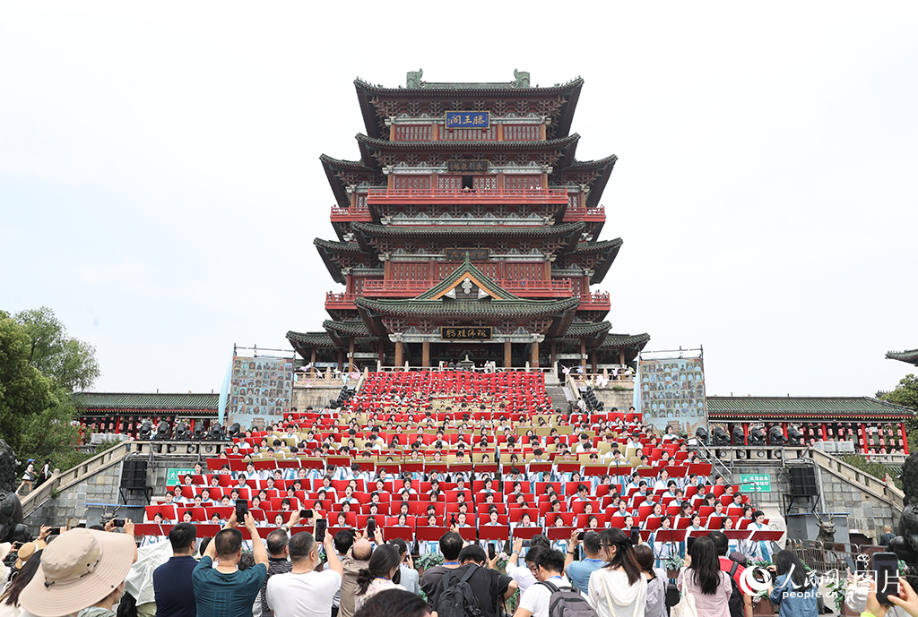 4月20日，適逢全國首個“全民閱讀活動周”啟幕。在千年名樓滕王閣下，數百名學子身著傳統服飾，在滕王閣前誦讀中國古代文學名篇《滕王閣序》和文天祥的《正氣歌》。學子們鏗鏘有力的聲音，點燃了游客觀眾的閱讀熱情，也讓崇文尚學的精神在英雄城生生不息。（人民網記者 時雨）