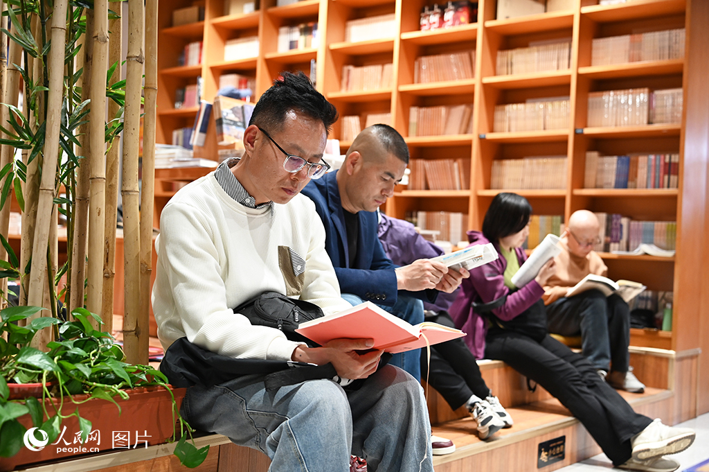 4月19日，蘭州市民在西北書城讀書。人民網 席娟娟攝
