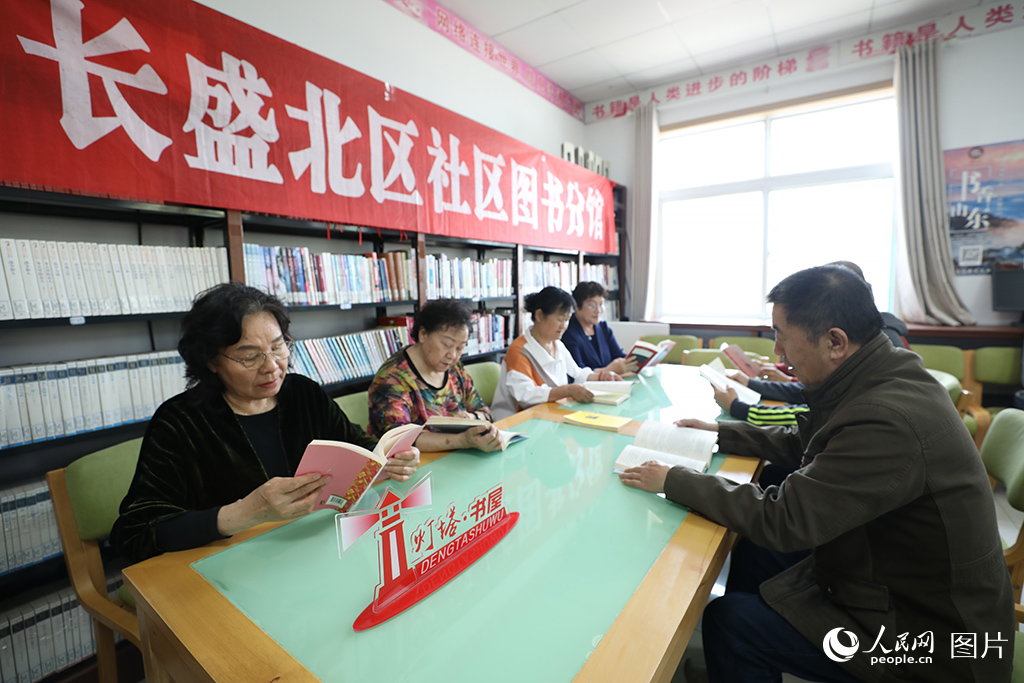 2026年4月15日，山東省濟南市歷下區長盛北區社區圖書室。居民們手捧書卷，靜享書香。在濟南，像這樣建在“家門口”的社區書屋，正讓閱讀變得觸手可及，營造出濃厚的全民閱讀氛圍。人民網記者 劉祺攝