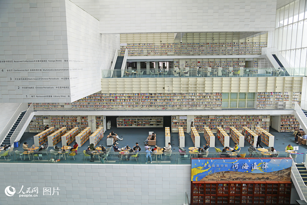 2026年4月14日，讀者在天津圖書館閱讀。該館從建設之始就以“智慧樂園”為初心，通過零門檻、全免費、全齡段覆蓋的服務，以及持續的數字化轉型和空間再造，實現了“知識的天堂”與“市民的樂園”這一普惠願景。人民網記者 崔新耀攝
