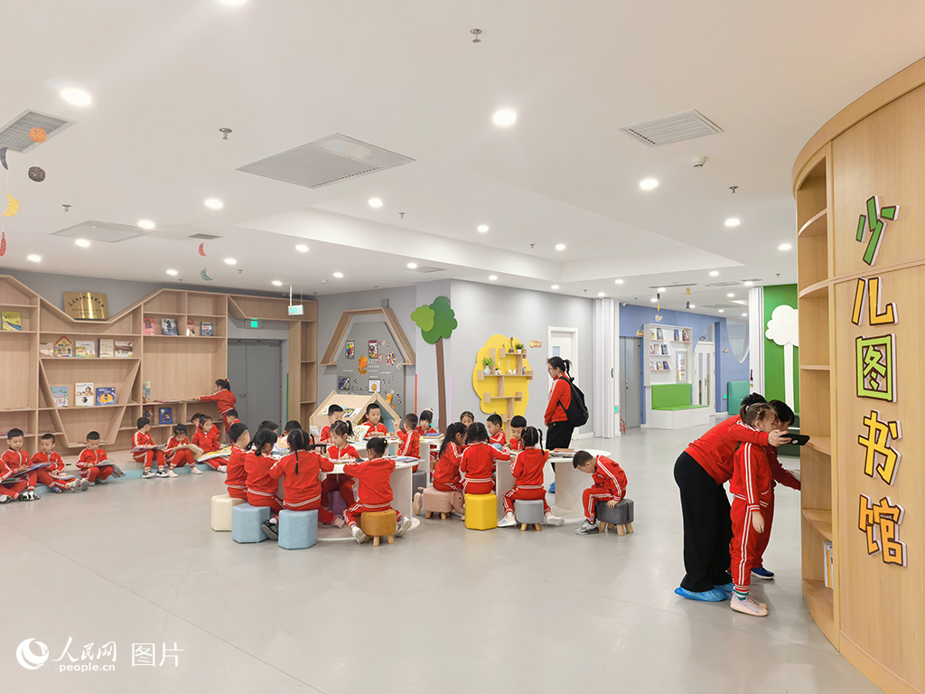 4月20日，在長春市少年兒童圖書館長春市婦女兒童活動中心童話主題分館內，小朋友們正沉浸在繪本的奇妙世界裡。場館打造優質兒童閱讀空間，以豐富繪本滋養童心，助力少年兒童養成良好閱讀習慣，傳遞書香力量。人民網記者 王帝元攝