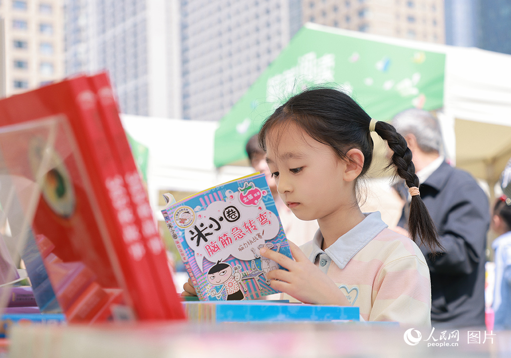 4月19日，合肥市政務區，一位小朋友正在戶外認真閱讀。人民網記者 王曉飛攝