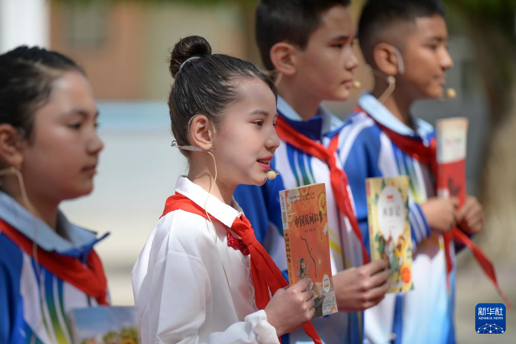 4月21日，在新疆新和县依其艾日克镇木纳尔村小学，小朋友向同学们推荐分享图书。