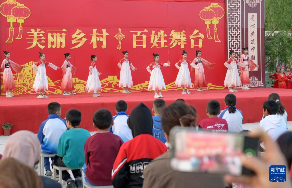 4月21日，在新疆新和县依其艾日克镇托特塔什村，小朋友在表演经典诵读。