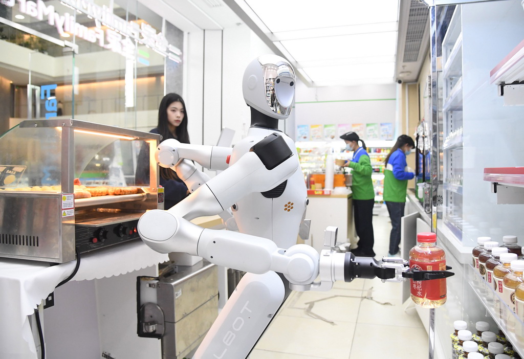 4月22日，在北京市海澱區中關村大街的一座大廈內便利店，機器人為顧客抓取飲料。