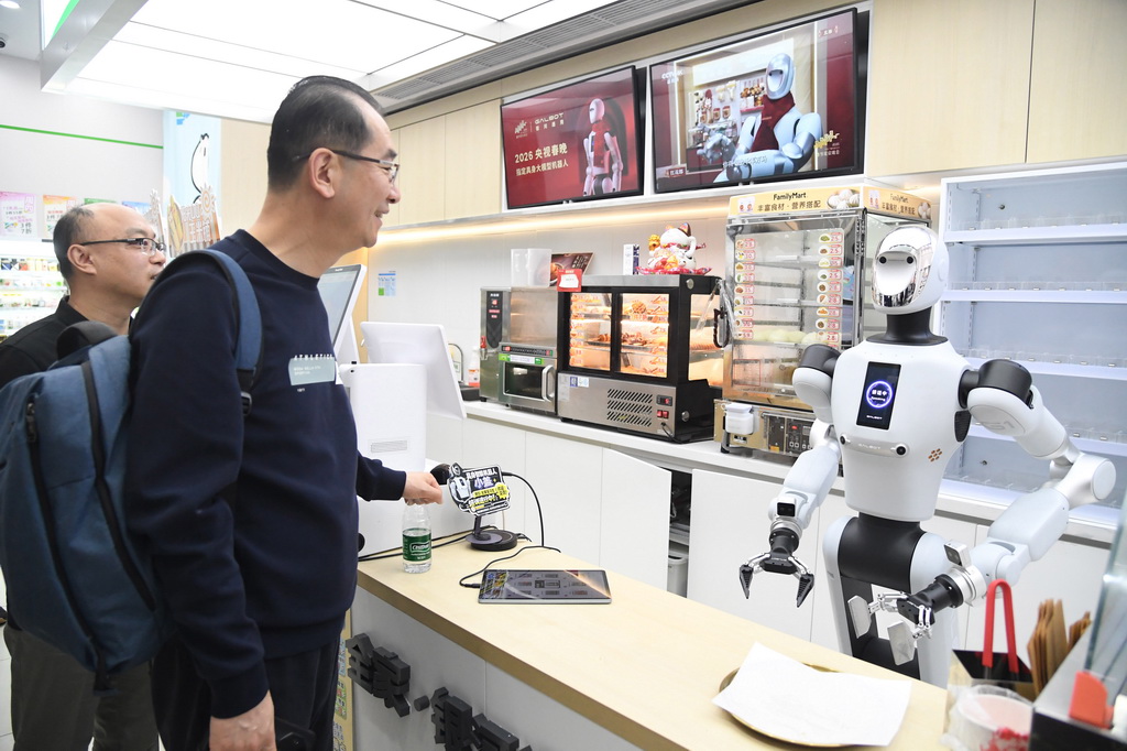 4月22日，在北京市海澱區中關村大街一座大廈內的便利店，顧客通過與機器人進行語音互動的形式下單商品。
