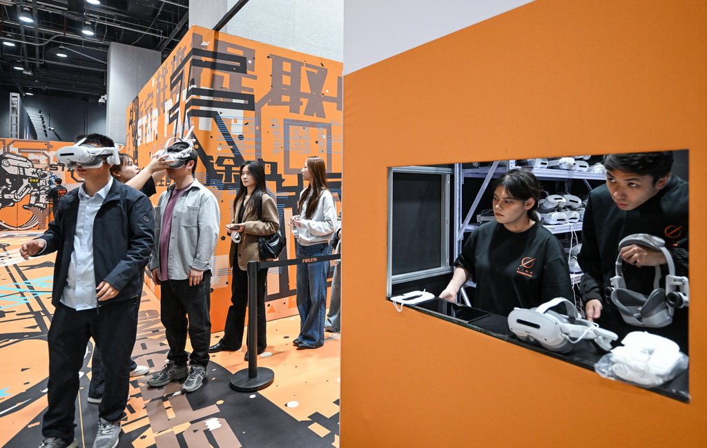 4月23日，体验者在主题展上排队体验VR科普科幻剧。这是本次展览的最大亮点，基于真实探月数据打造。体验者将以第一视角“穿越”至2049年月球南极“天枢”基地，亲历火箭发射、地月轨道转移、太空漫步、载人登月、月面科考等全流程场景，直面陨石撞击、宇宙射线、太阳风暴等震撼特效。