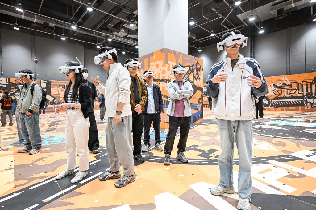 4月23日，体验者在主题展上体验VR科普科幻剧。这是本次展览的最大亮点，基于真实探月数据打造。体验者将以第一视角“穿越”至2049年月球南极“天枢”基地，亲历火箭发射、地月轨道转移、太空漫步、载人登月、月面科考等全流程场景，直面陨石撞击、宇宙射线、太阳风暴等震撼特效。