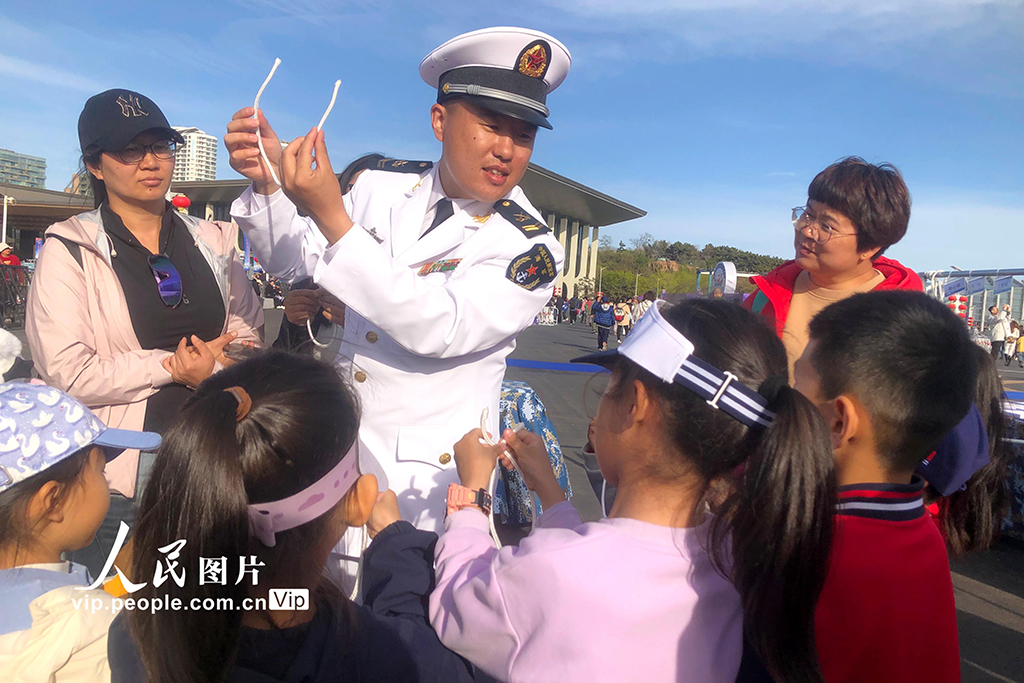 山东青岛：北部战区海军舰艇开放活动举行【7】