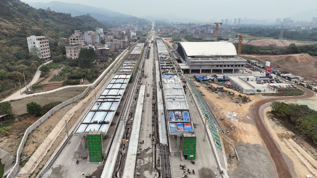 這是建設進入尾聲的岑溪東站（3月27日攝，無人機照片）。
