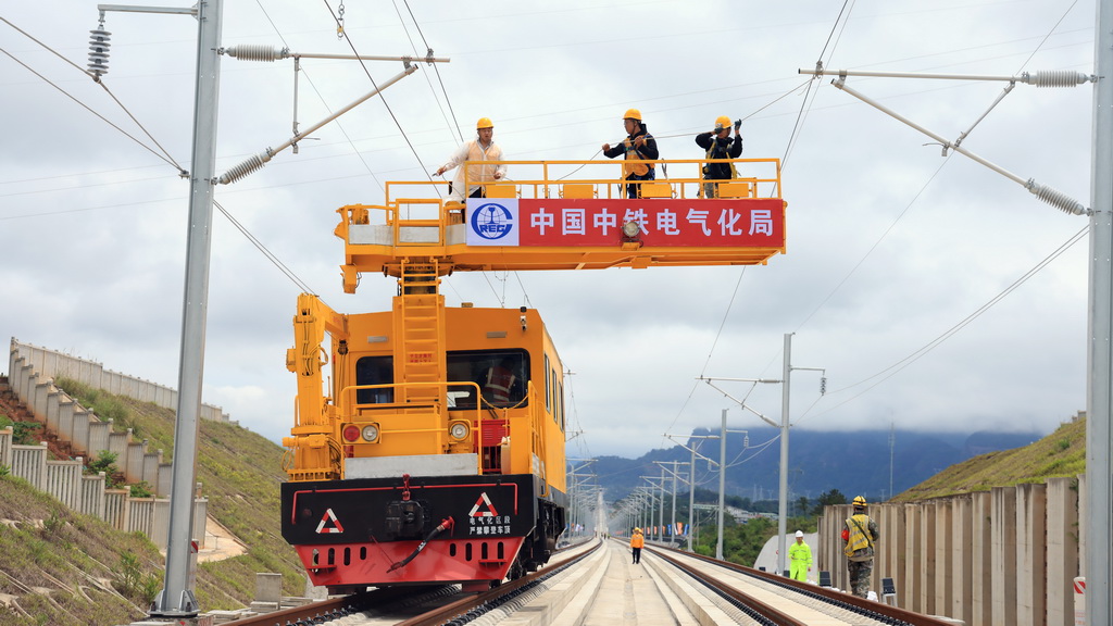 4月23日，施工人员对南珠高铁玉岑段的接触网导线进行加固。