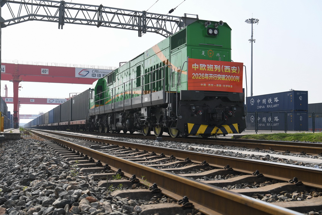 4月24日，满载货物的X8151次中欧班列在西安国际港站准备发车。