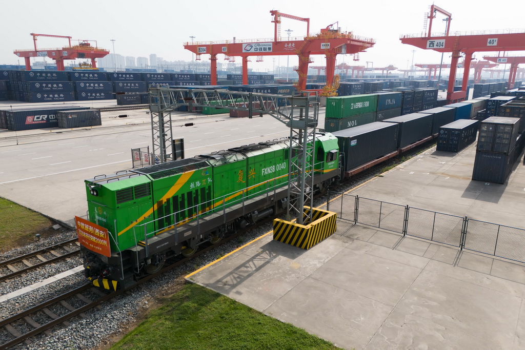 4月24日，满载货物的X8151次中欧班列在西安国际港站准备发车（无人机照片）。