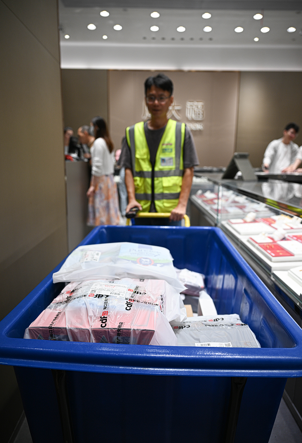 4月25日，工作人員在中免集團海口日月廣場免稅店轉運顧客購買的離島免稅品。