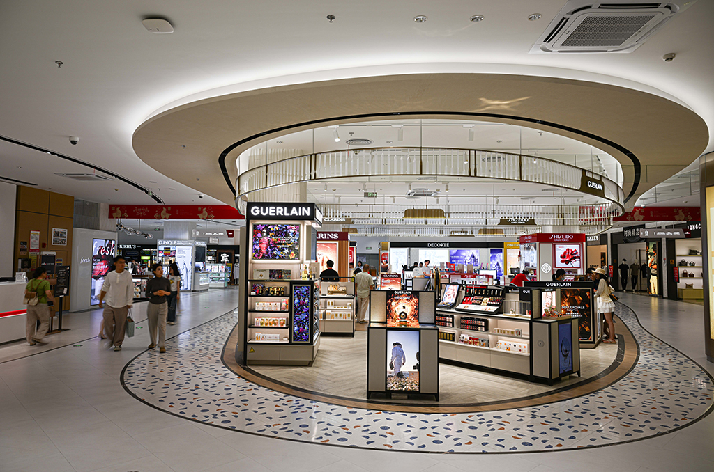 4月25日，顾客在中免集团海口日月广场免税店购物。