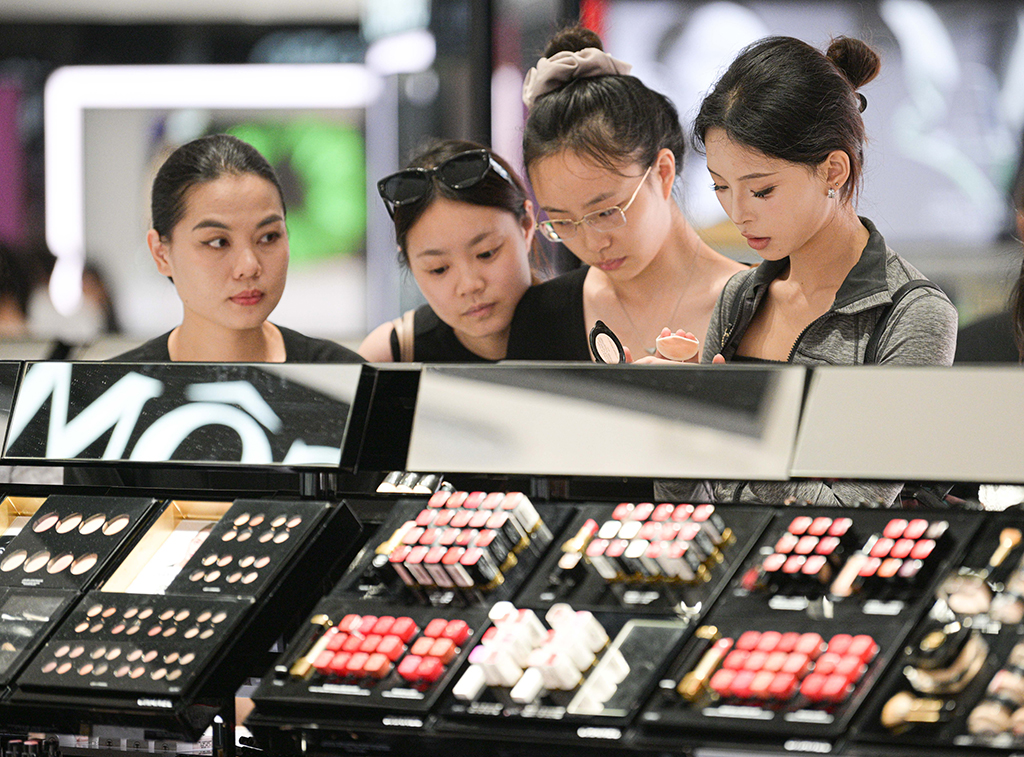4月25日，顧客在中免集團海口日月廣場免稅店選購離島免稅品。
