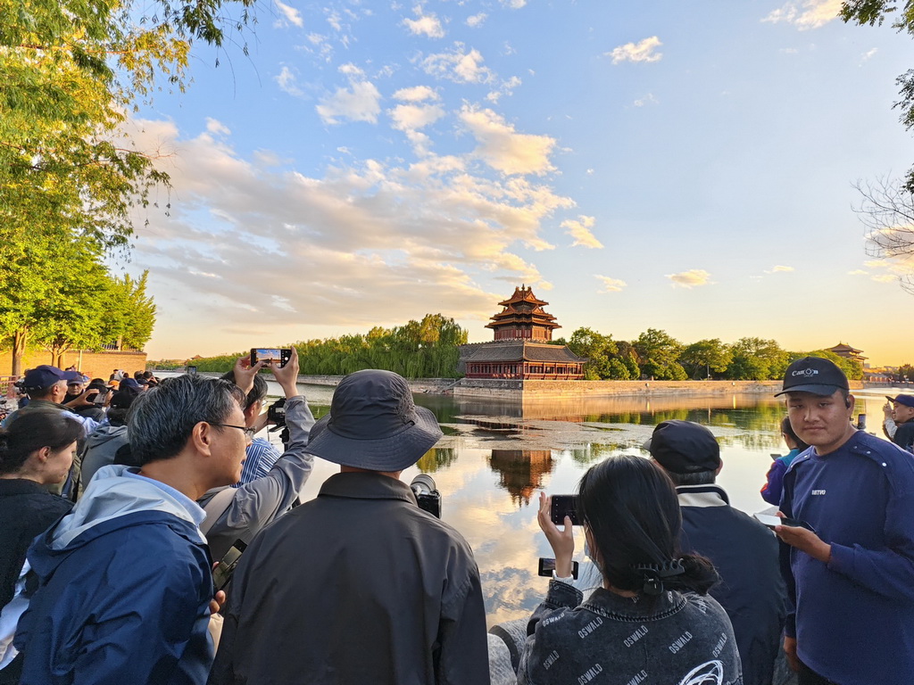 4月27日，游客欣赏故宫角楼（手机照片）。新华社记者 徐金泉 摄