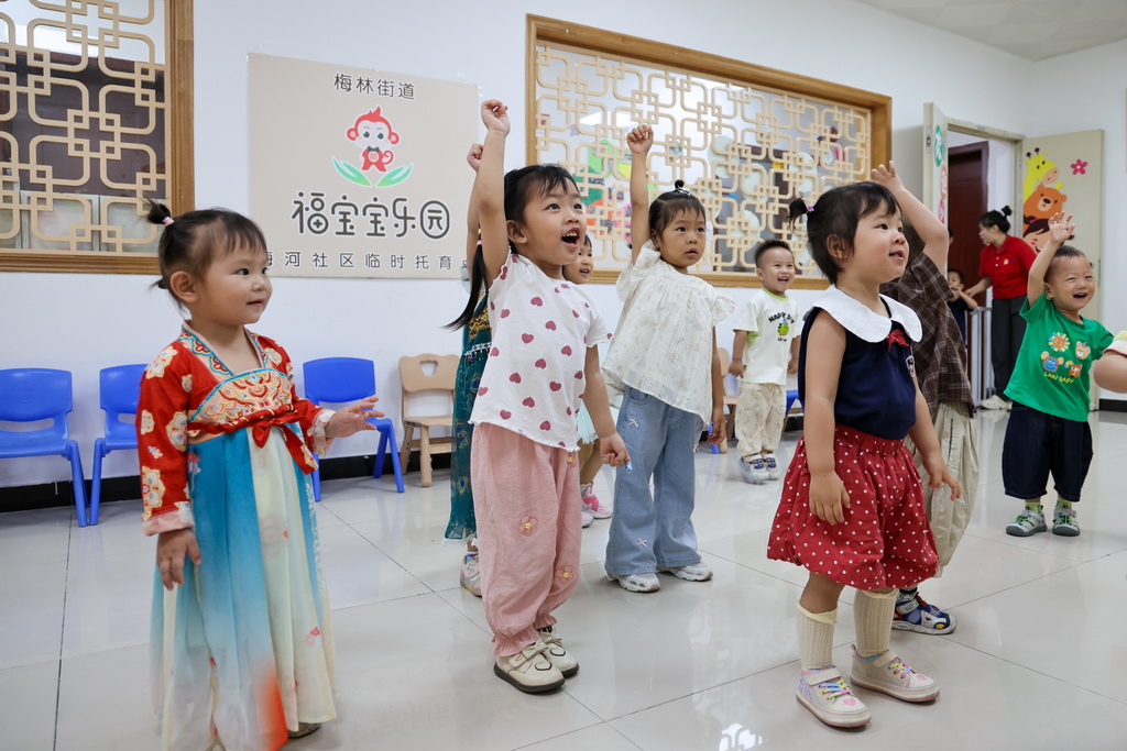 4月17日，在深圳市福田区梅林街道梅河社区党群服务中心内的“福宝宝乐园”托育点，孩子们跟着音乐做早操。