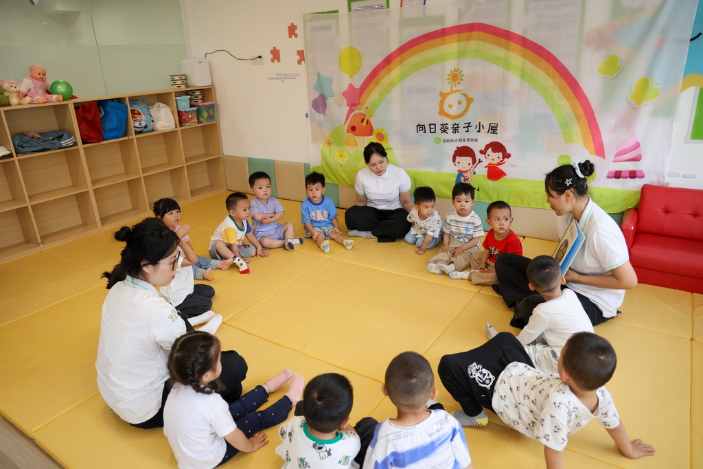 4月17日，在深圳市福田区华强北街道华红社区党群服务中心内的“福宝宝乐园”托育点，孩子们围坐一圈听老师讲绘本故事。
