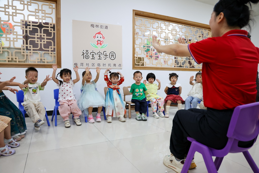 4月17日，在深圳市福田区梅林街道梅河社区党群服务中心内的“福宝宝乐园”托育点，孩子们在老师的带领下做游戏。