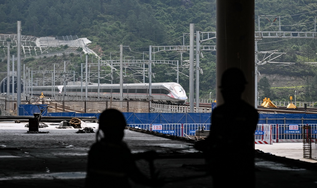  4月28日，列車經過建設中的深汕站。