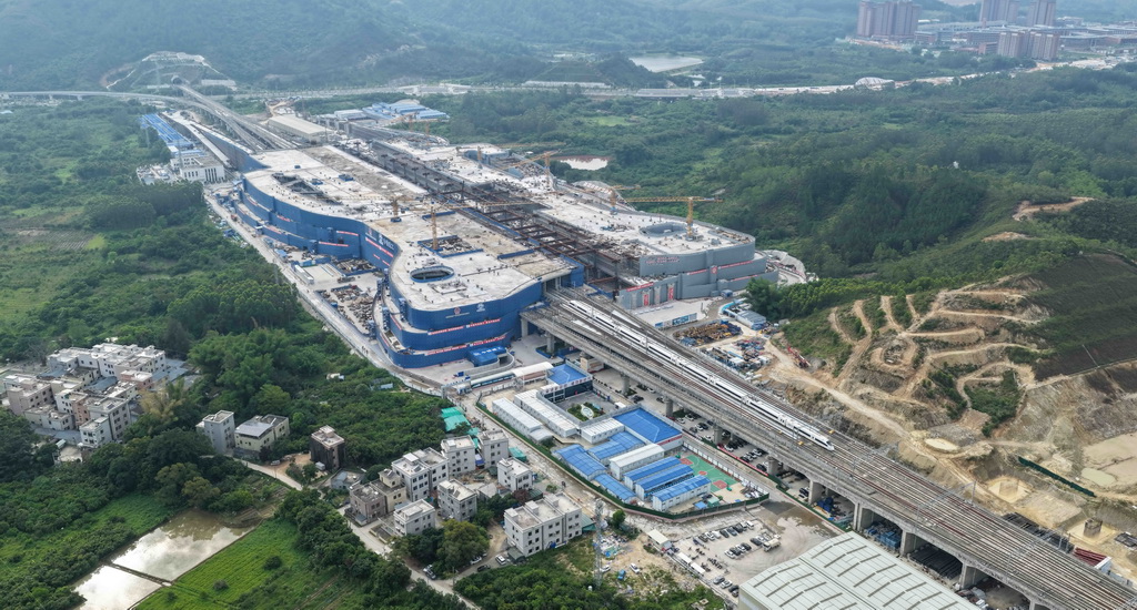 4月28日，列車經過建設中的深汕站（無人機照片）。