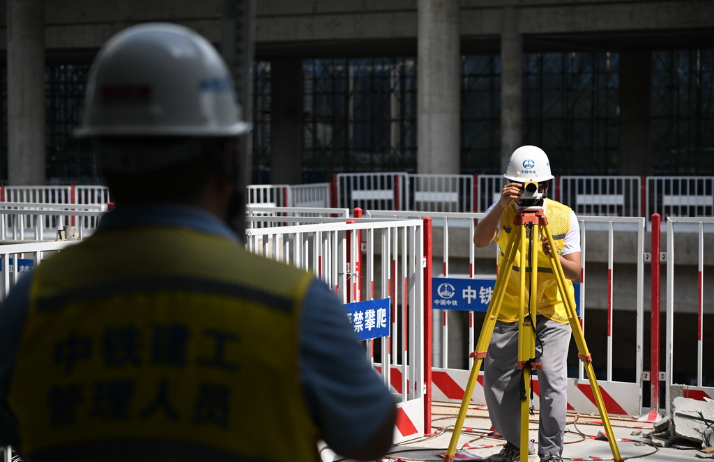 4月28日，中鐵建工作業人員在深汕站內部測量作業。