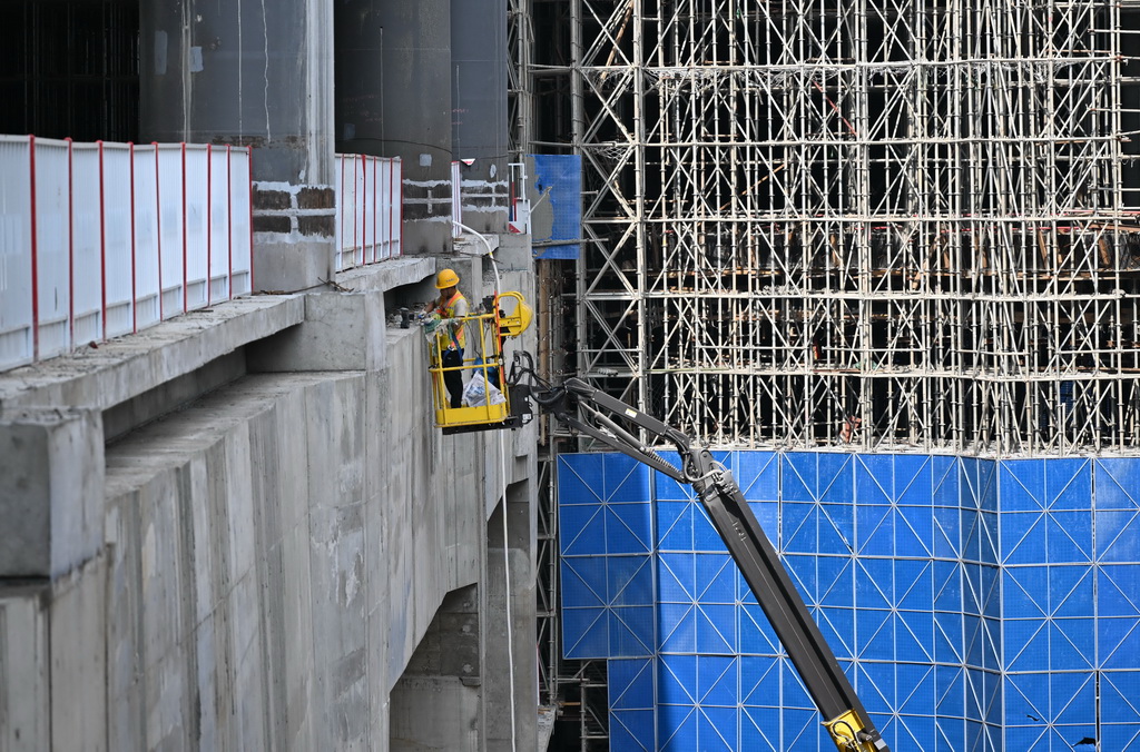 4月28日，中鐵建工作業人員在深汕站內部施工作業。