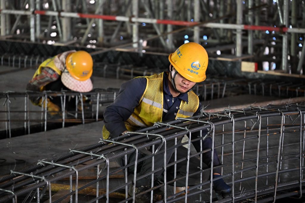 4月28日，中铁建工作业人员在深汕站内部施工作业。