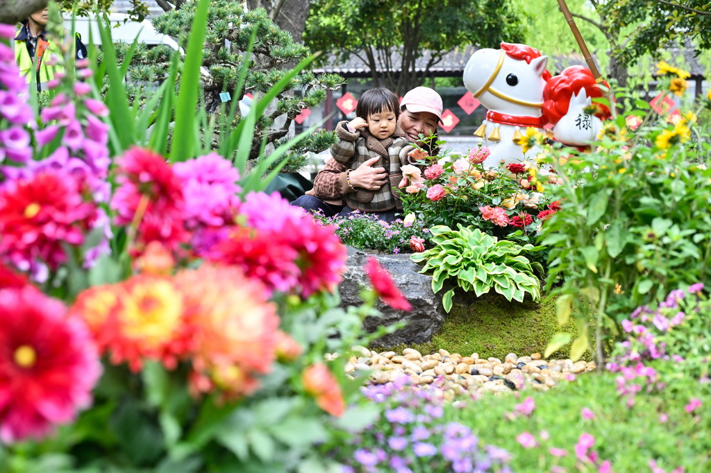 4月28日，市民在如皋水绘园风景区欣赏花境作品。