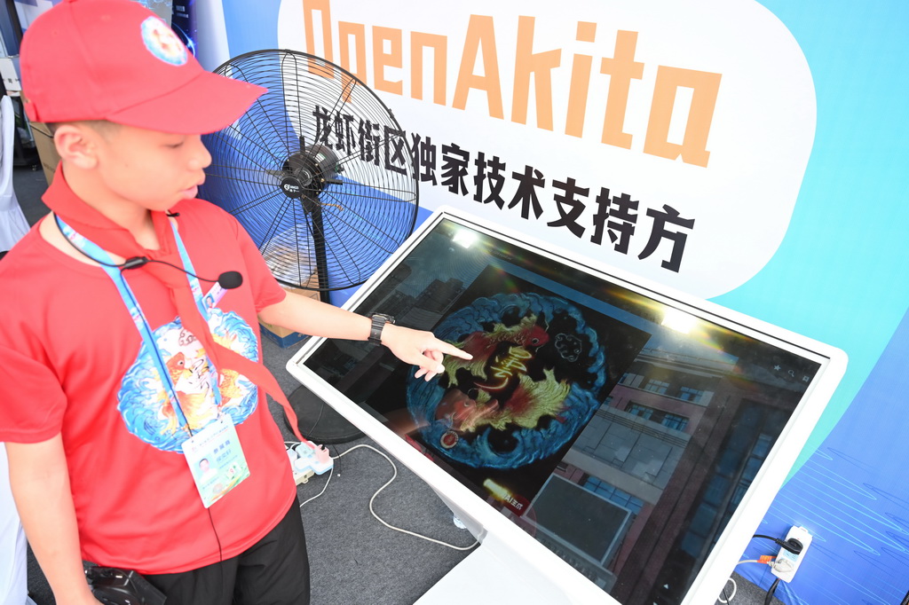 4月28日，福建闽侯昙石山中学学生在介绍该校社团学生创作的“海阔凭鱼跃”送考文创图样。
