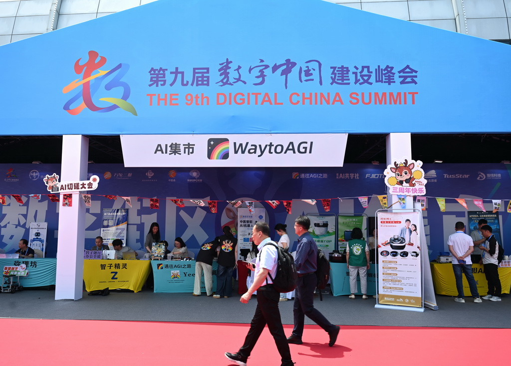 这是在福州海峡国际会展中心拍摄的数字街区AI集市一角（4月28日摄）。