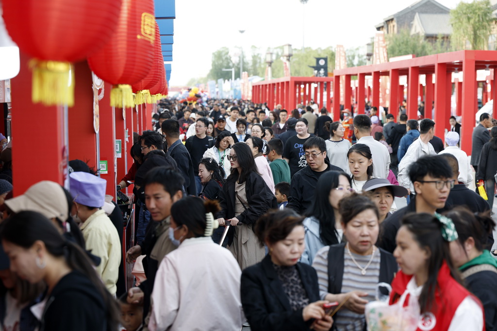 4月28日，消費者在2026年“中華美食薈”分會場活動暨第六屆吳忠早茶美食文化節上選購美食。新華社記者 王鵬 攝