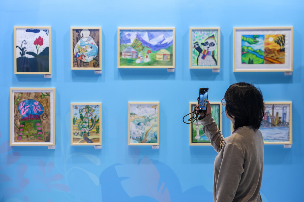 4月29日，参会人员在参观论坛展陈。