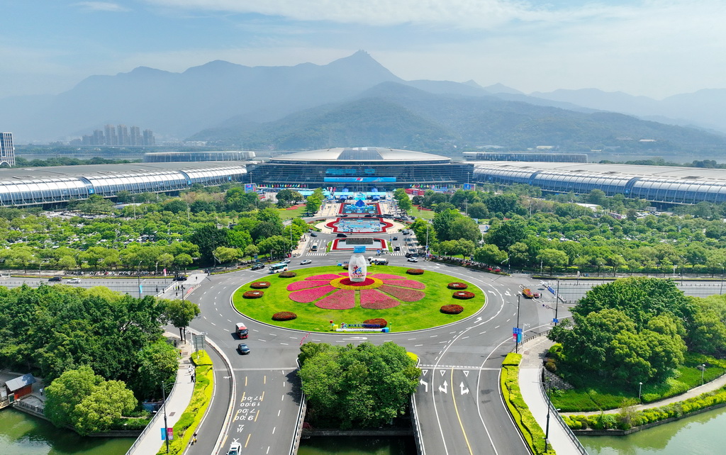 这是4月28日拍摄的峰会举办地福州海峡国际会展中心（无人机照片）。新华社记者 林善传 摄