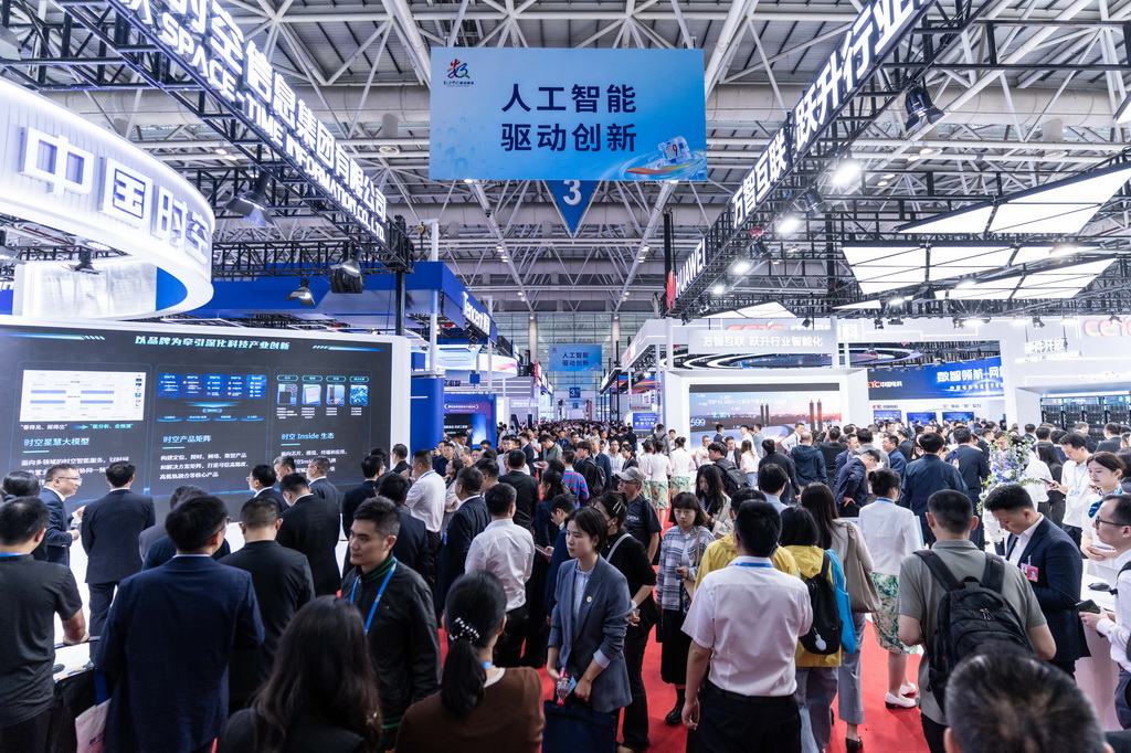 4月29日，观众参观第九届数字中国建设峰会现场体验区。新华社记者 高咏薇 摄