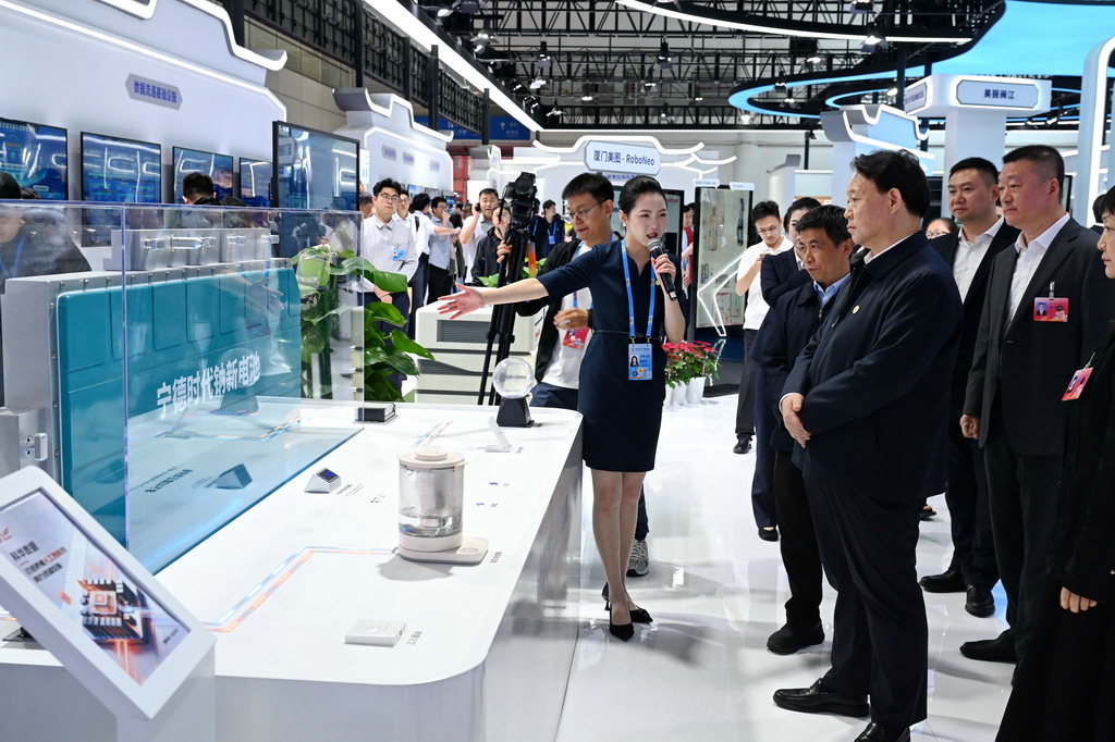 4月29日，工作人员在第九届数字中国建设峰会现场体验区向参观者介绍宁德时代钠新电池。新华社记者 林善传 摄