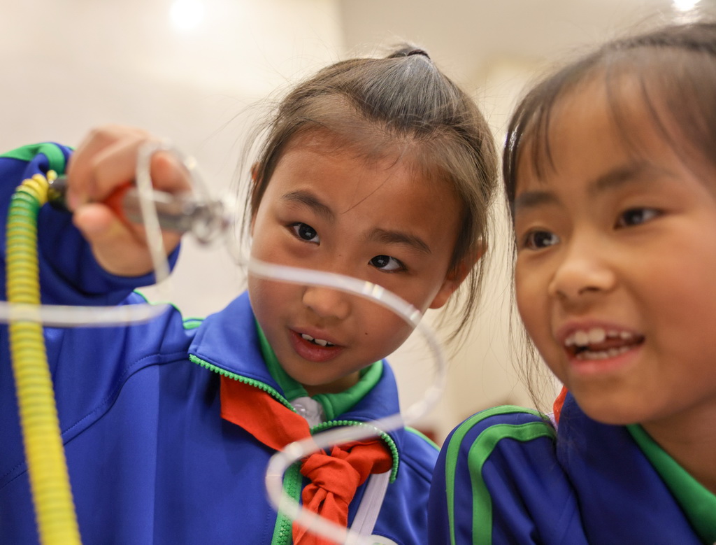 4月30日，学生在体验电学小实验。
