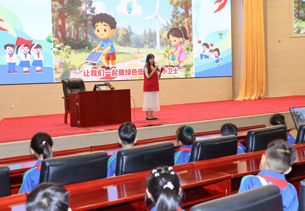 4月30日，国网能源院的龚一莼博士为学生讲解基础电力科学知识。