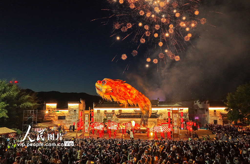 安徽黄山：多彩夜游助力古村“夜经济”升温