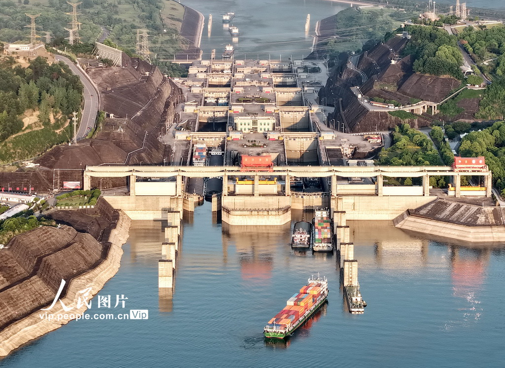 湖北宜昌：“五一”假期 三峡枢纽通航高效有序【2】