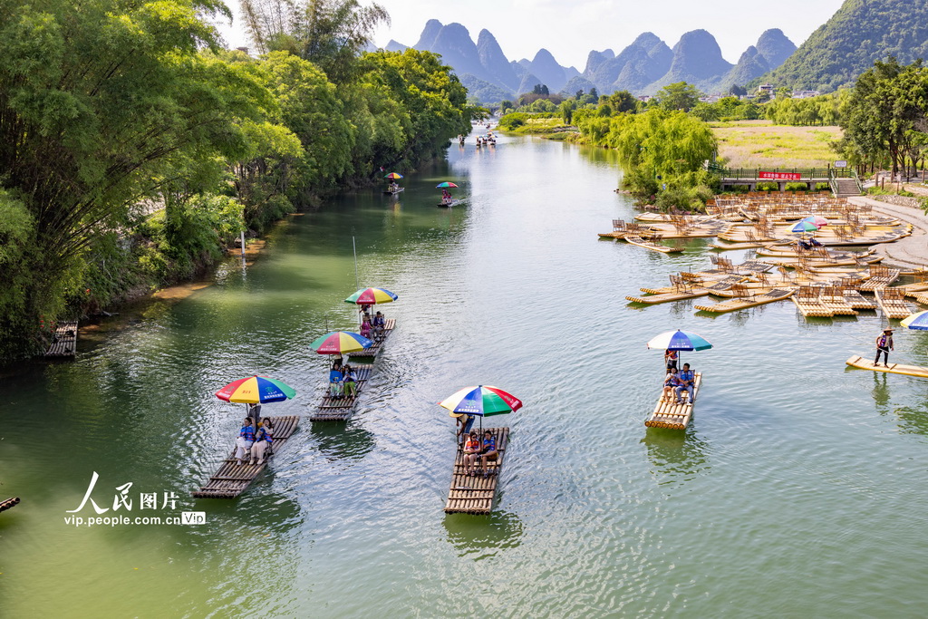 广西阳朔：坐竹筏 赏美景【2】