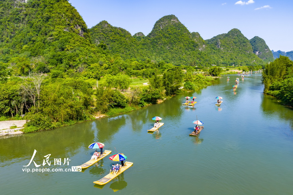 广西阳朔：坐竹筏 赏美景【6】