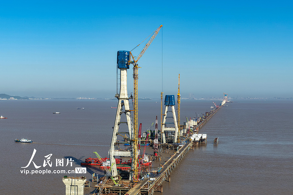 浙江：杭州湾跨海铁路大桥南航道桥首座主塔封顶【4】