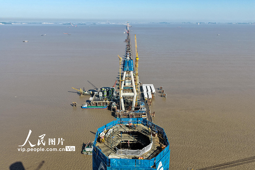浙江：杭州湾跨海铁路大桥南航道桥首座主塔封顶【3】