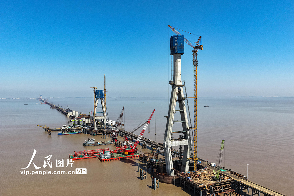 浙江：杭州湾跨海铁路大桥南航道桥首座主塔封顶