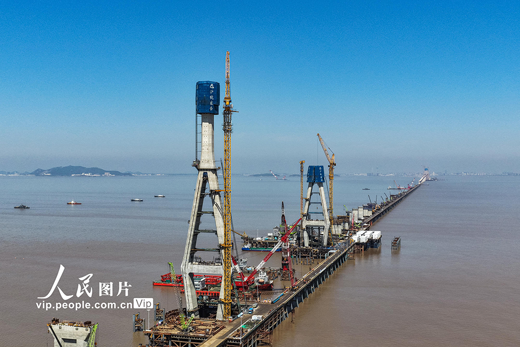 浙江：杭州湾跨海铁路大桥南航道桥首座主塔封顶【2】