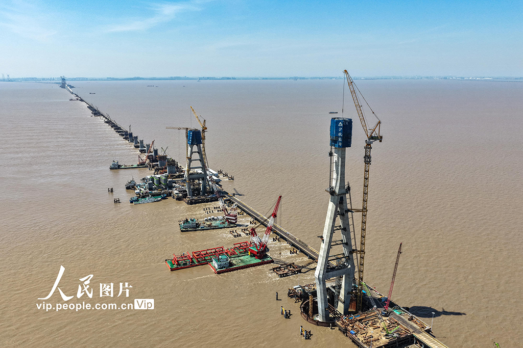 浙江：杭州湾跨海铁路大桥南航道桥首座主塔封顶【6】